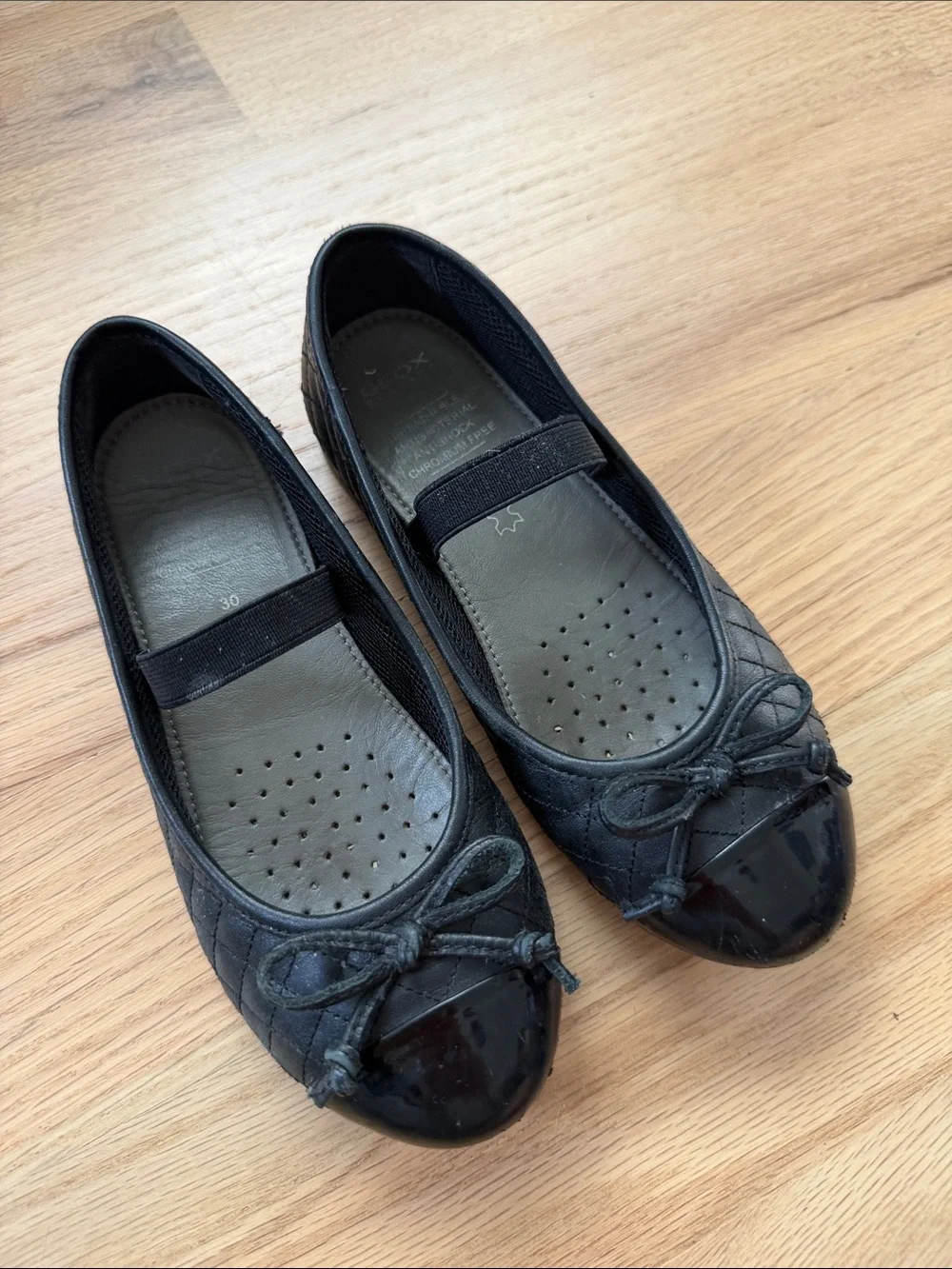 GEOX Girls Junior Plié Quilted Ballet Flats with elastic strap EUR sz 30